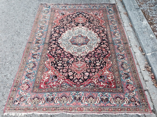 Isfahan 210x130 (6ft8in x 4ft2in) early 20th
Condition: Very good, original ends and selvedges.
Cotton warp, cotton weft, wool pile               