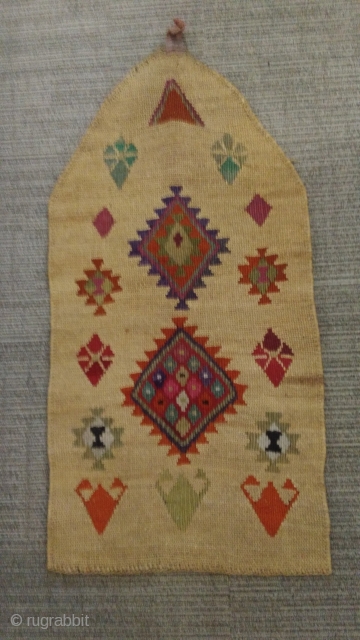 An Eastern Anatolian prayer rug in very good condition. Vegetal fiber and wool. Cm 57 x 110. Mid 20th century or earlier.           