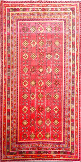 ANTIQUE KHOTAN CARPET

1.half 20.century

260cm X 138cm

wool on cotton

excellent condition                        