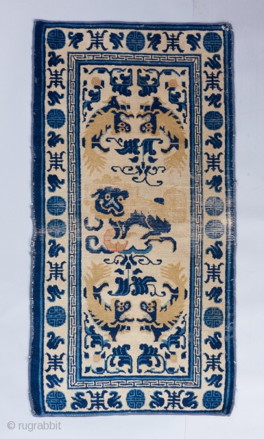 Ningxia rug with foo dogs. Good drawing and color. 4'2" x 2'2". 

Please visit our website for more rare woven art : www.bbolour.com          