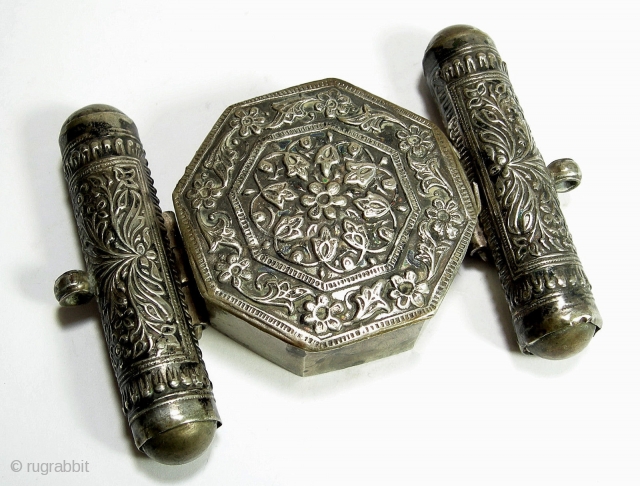 Koran Box Bazuband, British India ,19th century : 

Amulet in form of two adjacent cylindrical amulet holder and an octagonal shaped Koran box.
fine hammered with stylized flower decor the outsides with loops  ...