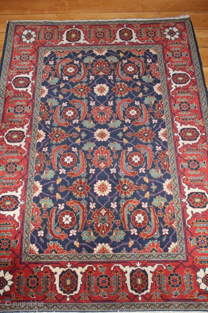 Tebris Persian around 1920
Wool on cotton very good condition.

Size: 160x114 cm                      