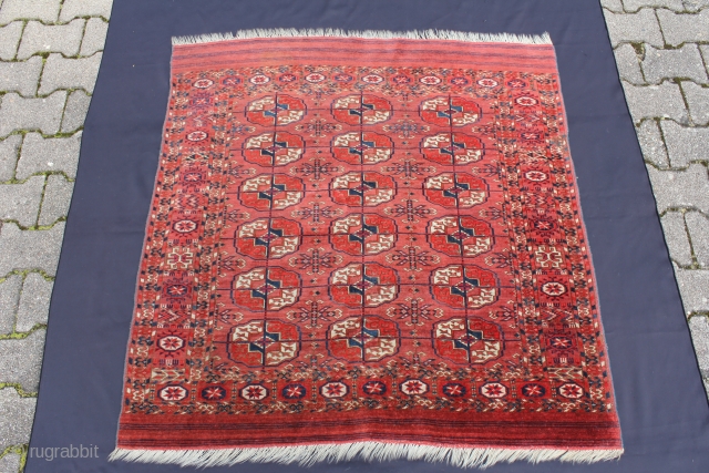 Beautiful Teke antique around 1880
Wool on Wool Naturslcolor, 
Very good condition.
Size: 116x114cm                     