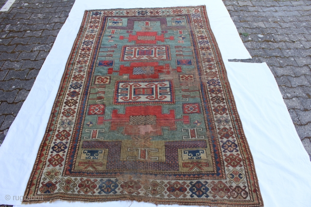 

KARACHOV KAZAK Cazcasus, 18TH  CENTURY
Wool on Wool Naturalcolor,with sigms of age and use wear 
Size: 247x148cm               