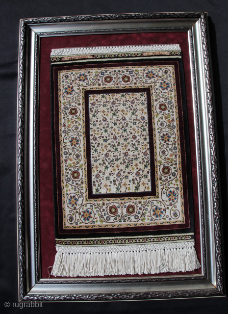 Silk on Silk Türkiye 12x12 mid-20th century Mounted on a frame Very good conditon
Size: 40x30cm
Price: 650€                 