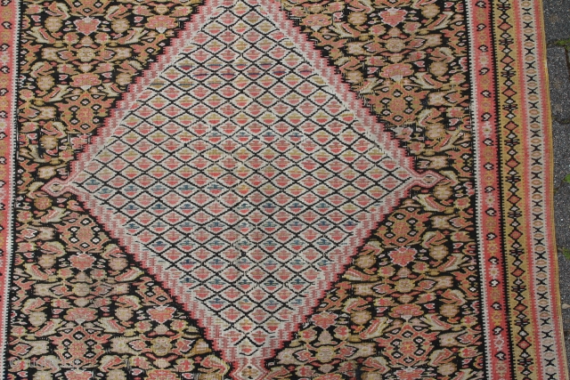 Senneh Kelim Persian circa 1880 antique with signs of age and wear
Sitze: 188 x 179 cm                 