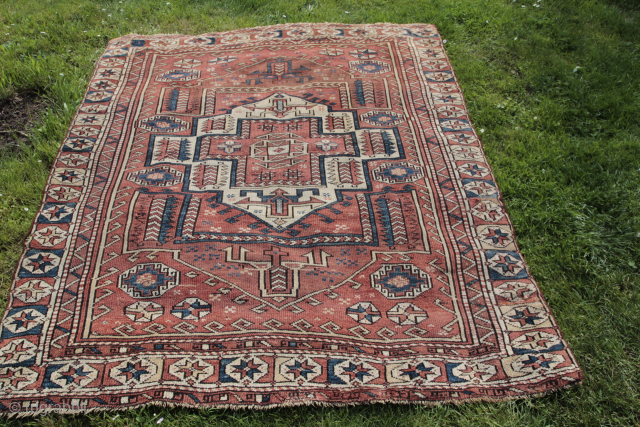 Bergama Vestern Anatolia End of 19th Century woll on wool Natural color Good condition for ist age
Size: 205X180 cm 
Price: 390 €           