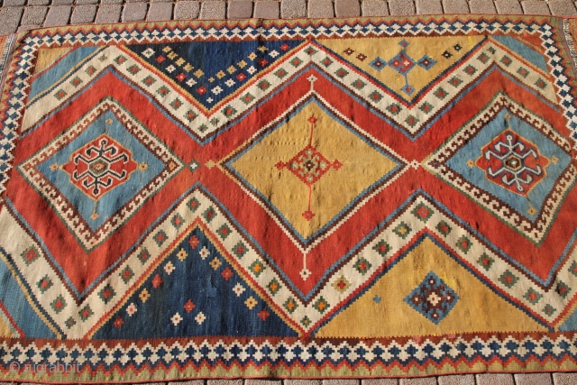 very fine Gaschgai Kelim antique around 1880
Wool on Wool, very good condition.
Size: 252 x 140 cm                 