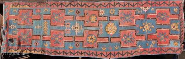 Awar Kelim Late 19th century with signs of age and wear, in generally good condition.
Si ze: 427x124cm