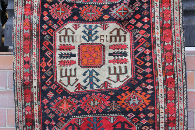 Chaili Southeast Caucasus Mogan region,around 1900 uniform low carpet pile.
Sitze: 210x117cm
Price: 400€