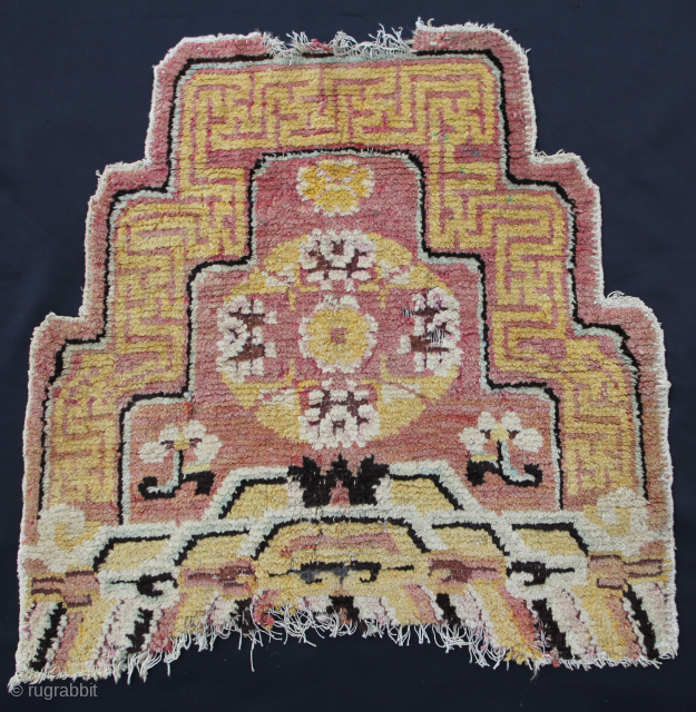 Tibet Throne back rug Meiji Periode 1868 - 1912 fragmentary state.
Size: 65x65cm Price: 650€                   