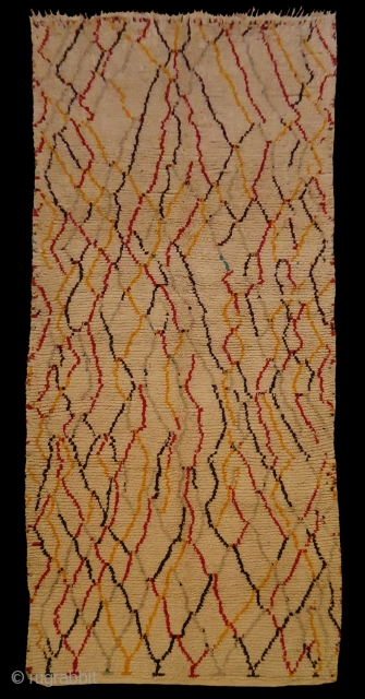 h-1037-Azilal pile rug, Morocco. Circa 1970, size: 380x163 cm
Full pile, hand spun wool ( white ground ) and fibrane fiber ( colored yarns ), without stains. Please, to ask more high resolution  ...