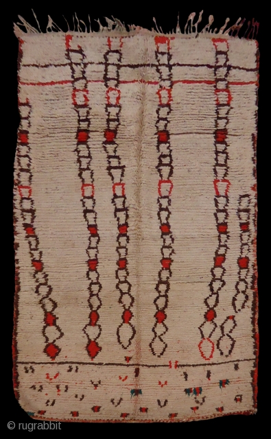 h-1079-Azilal pile rug, Morocco. Circa 1970, size: 230x130 cm
Full pile, hand spun wool ( white ground and brown knots ), and fibrane fiber ( colored yarns ), without stains. PLease, to ask  ...