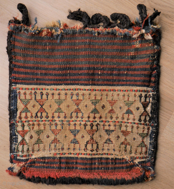 sweet Luri Bakhtiari small sumak bag, tribal, natural colours, beautiful back with figures 37 x 39 cm.
contact also www.beamol.nl              