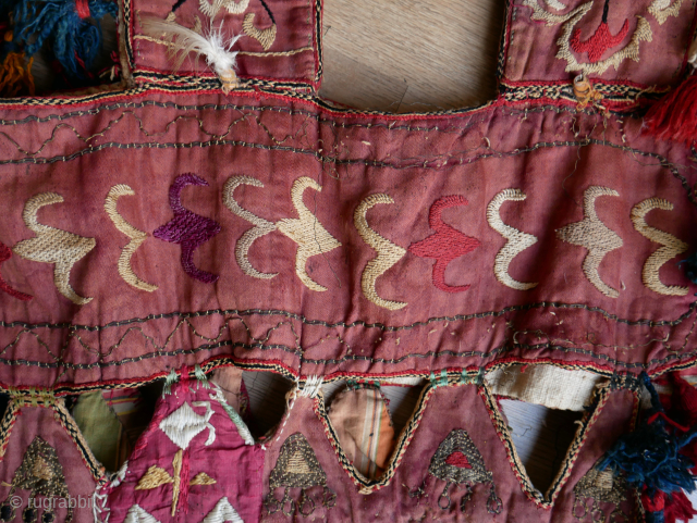 Uzbek camel head dress, made with care, feathers, metal threads, ikat, horse hair. 
some softening of the colours, reasonable condition. 
please use contactform on www.beamol.nl        