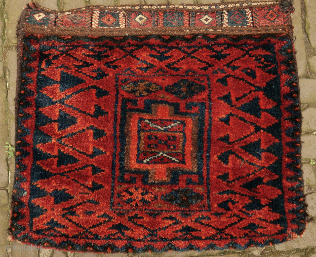 Luri bag, very soft shiny wool, nice! traces of use by the nomads at the two corners, otherwise very good condition. 51 x 44 cm. please use contactform on www.beamol.nl   