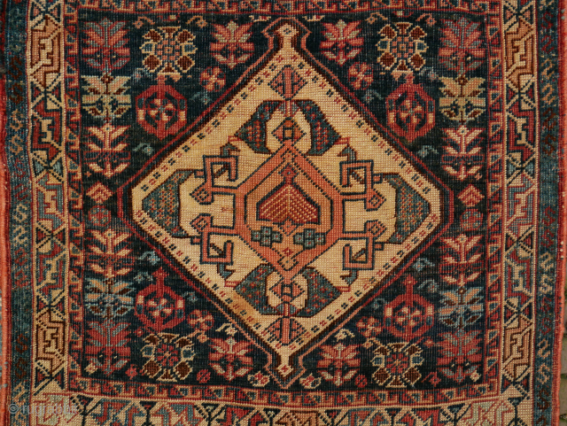Qashqai bag, an older one, but with an orange aniline that has disappaered. Still impressive. 65 x 66 cm. please use contactform on beamol.nl         