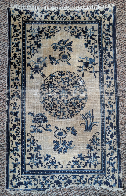 Small white-ground Chinese Ningxia rug, fine weave and elegant drawing, reminiscent of ceramics                    