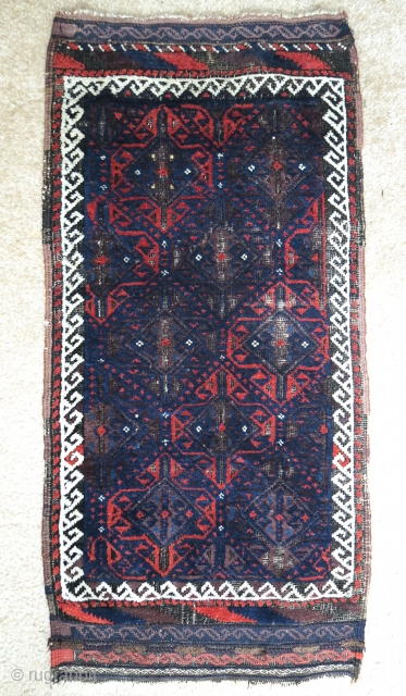 Baluch balisht or poshti with a hexagonal repeat rarely seen in this small ilongated format. Vibrant red, 2 blues, 2 purples, 2 browns and a few silk knots (very classy)   