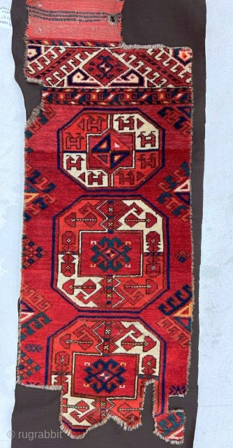 Super velvety, saturated Turkmen rug fragment with two gul variants; temurchin guls and tauk-nuskka. This is an old one, most probably middle Amu Darya region.        