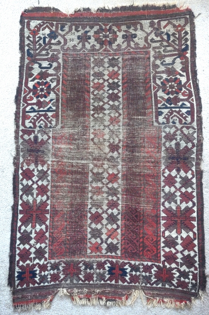 Baluch 'crypto prayer rug'? with a dramatic border break at the top and blue and white silk knots punctuating a line about a quarter up from the bottom. Worn with weft showing  ...