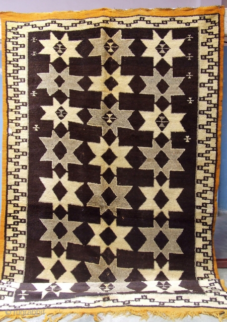 Rf 42- Berber rug ( Ait Znaga north ), natural wool colour in black-white, 273 x 151 cm, circa 1960s.             