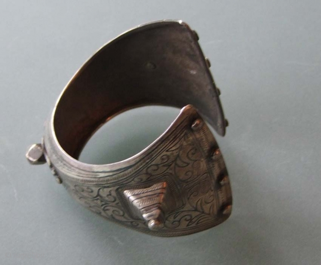 A bracelett, silver with niello-work, from Marocco, North Africa
19/20th century
Inner diameter about 6 cm                   