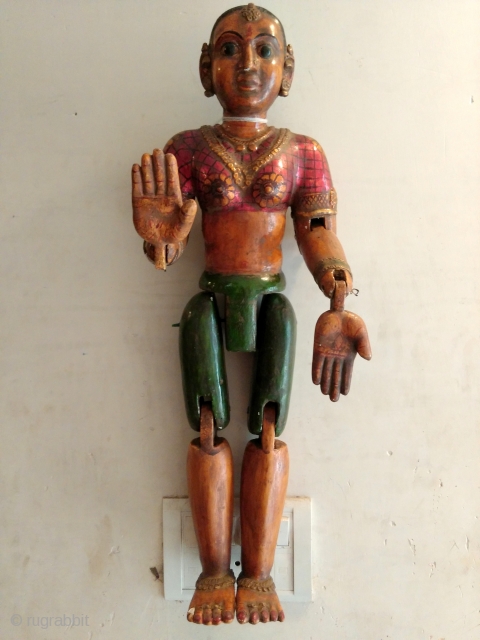 Wooden Poly-chrome Puppet.

 Handmade ,Hand Painted Colors and Gold Foil on it.

 Gompeyyata Puppet from Karnataka, South India.

 Playing for Regional Festival Drama.

 Size: 10 x 29 x 78 cms

Very Good Condition  ...
