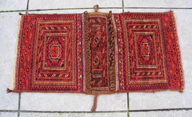 Antique complete Tekke Turkoman khorjin, circa 1900, outstanding condition. Sizes : 19.2" x 40" --------- 48 x 100 cm. Complete khorjins of this quality are quite scarce. This piece is in excellent  ...