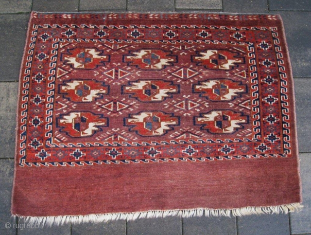 Early 19th C Yomud Yomut chuval. Lovely old natural colors with beautiful deep blue and turquoise. Symmetrical knotting. No repairs. Very good condition and clean. Early 19th century !!
Size: 31" x 43"  ...