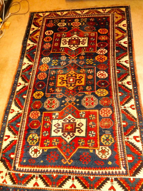 5 x 9 FOOT FACHRALO KAZAK IN GREAT ORIGINAL UNRESTORED CONDITION COMPLETE SIDES , ENDS
NICE IVORY BORDER
BOYLSTON ASSOCIAYES ANTIQUE CAUCASIAN RUGS .COM