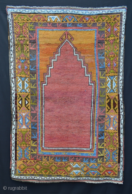 Konya prayer-rug with stunning red field and golden-yellow mihrab - 1.63 x 1.07m 
(5' 4" x 3' 6") - evenly low pile.           