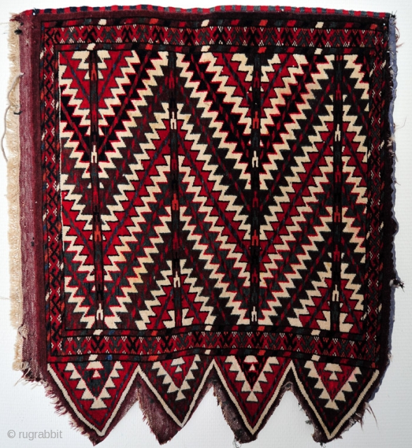 Yomut Okbash made in Turkmenistan in 1920.
59 x 67 cm (1 ' 11 " x 2 ' 2 ")              