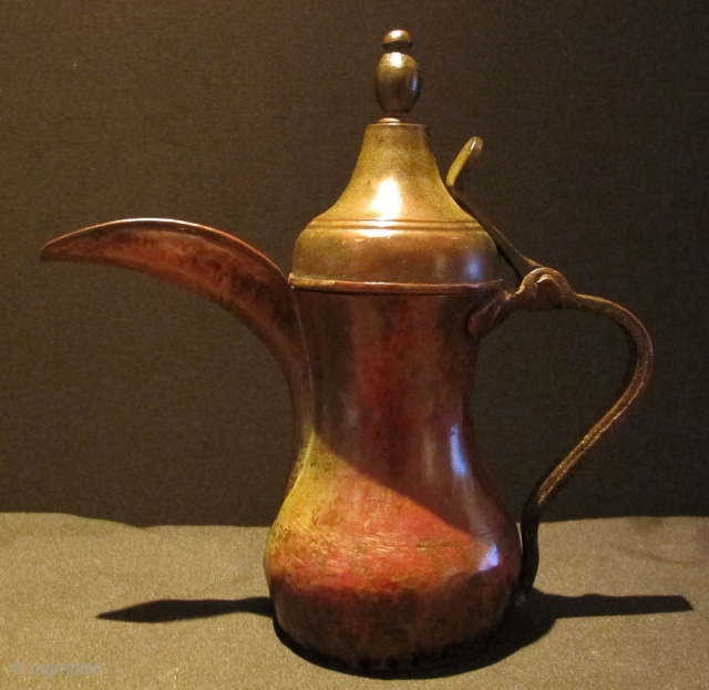 Coffee pot(dalla). Arabian Gulf - Circa 1900. Great patina. Good condition.                      