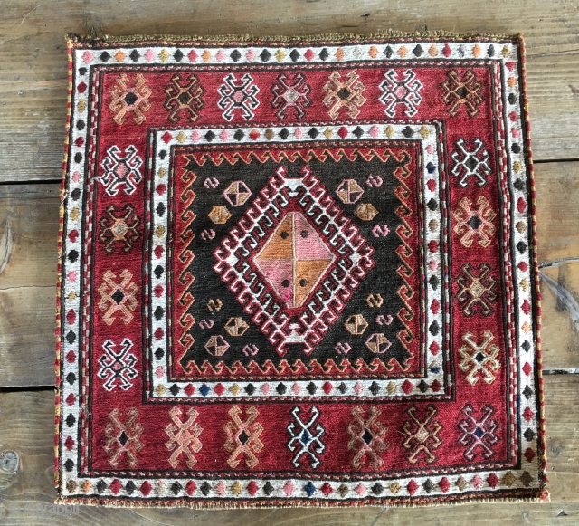 Sumack Khorjin bag face.
Cm 56x56.
Early 20th century, or earlier?
Kurdish? Shahsavan? Or?
Lovely pattern with several frames filled with ram horn medallions.
See the two small white frames with tens of colorful spots, ...