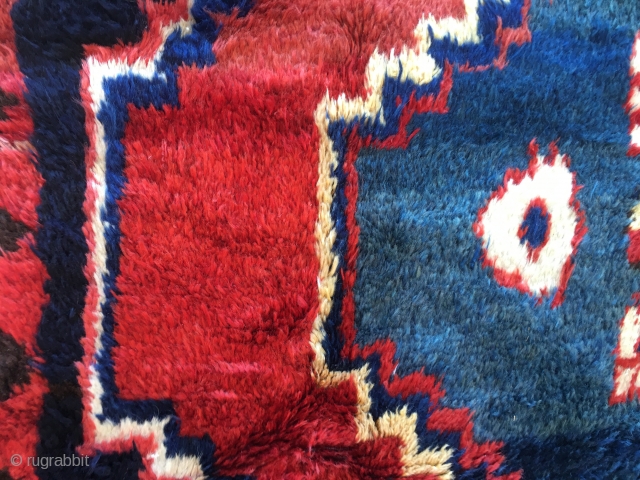 Chahar Mahal Bakhtiari gabbeh rug. Cm 160x186. Age: could be almost any, either 50/60sh or early 20th c. Super shiny silky wool. Long pile. W & W cotton. Wonderful natural colors. Great  ...