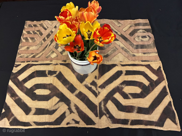 Congo.
Bakuba raffia panel.
Cm 60x80.
Early 20th century.
Typical tribal art on the area.
Palm thread.
Natural dyes.
In good condition.
Available by DM or emailing to carlokocman@gmail.com