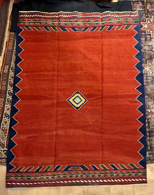 Great Dobag area kilim
Great natural Ferrari red
Great indigo blue
Great minimal art pattern
Unused wonder since 50 years
Stored in a collector's chest

Size is cm 155x210 ca
Two tiny /tiny holes to report.....from chest nails?....
A real  ...