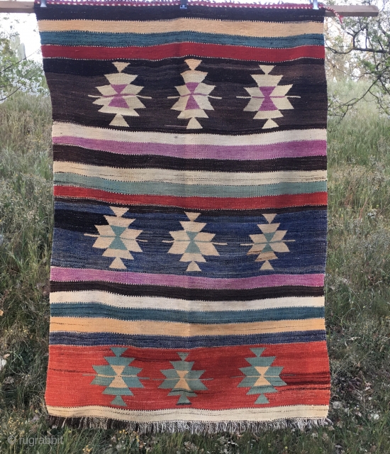 Vintage kilim from Beysehir, Konya region. Cm 124x184. Three rows each with three stars separated by colored stripes. Great, rich wool. In good condition. Highly decorative and inexpensive. € 260 plus shipping.l 