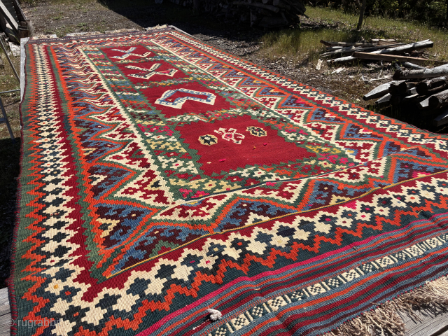 Shiraz long kilim
Cm 145x333
Beautiful and with great, great colors...
Lots of the so called dileks, wish/desire in Turkish
In very good condition, except for a small "bite" on one border.
More infos & pics on  ...