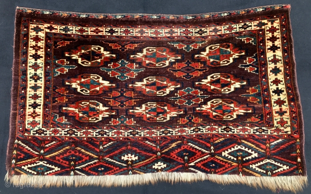 
Insect border Turkmen Yomut super cuval. 
The size is cm 81x134. Age is imho 1860/1880. 
Liver background, very detailed pattern with 9 great main guls, lovely side guls, insect border, marvelous colors,  ...