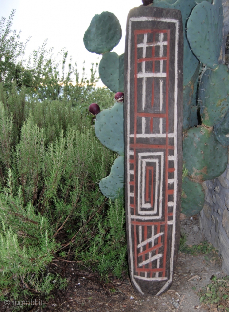Papua New Guinea Cult house engraved wooden panel.
Cm 145/56 in ca.
Field collected mid 20th century by a Dutch collector in the Sepik river area mountains.
Very hard wood, clay and plant pigments coloring.
Such  ...
