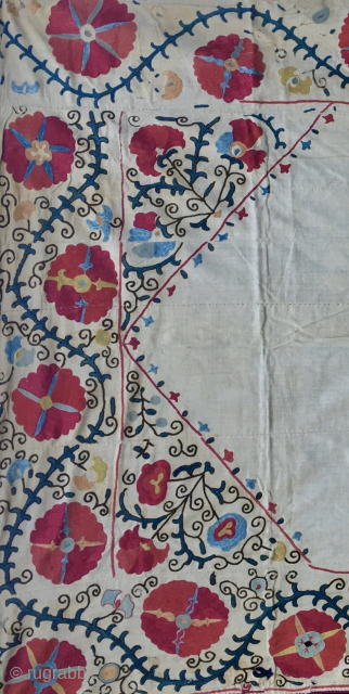 Extremely beautiful Suzani Kapunuk. 
Cm 142x216. 
Late 19th or early 20th century. 
Silk on cotton. 
Wonderful natural colors. 
Great workmanship. 
In good condition. 
Some black stitches are oxidized as you can see  ...