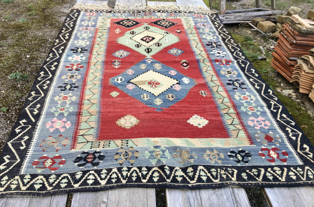 Obruk kilim, Central Anatolia, Turkey.
Size is cm 134x184 + fringes
Age is mid 20th century
In good condition
Very sweet and decorative
Ready to display/use
Reasonably priced
DM or carlokocman@gmail.com         
