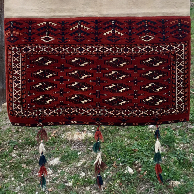Beautiful Turkmen Yomut 16 gul festival cuval with original back side. 
With 3 rare tassels. 
In mint condition. 
Cm 70x120, cm 142x120 open. 
Datable to the 4th quarter of the 19th century.  ...