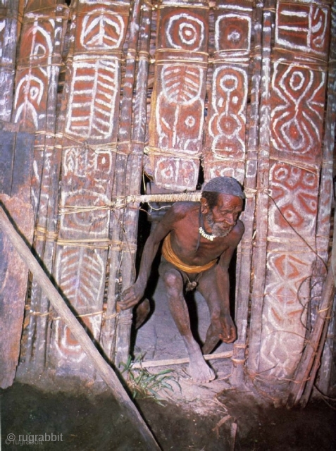 This is a museum piece!
Great meaning in this small wooden panel. Papua New Guinea Cult house antique engraved wood panel. Cm 145/56 in ca. Field collected mid 20th century by a Dutch  ...