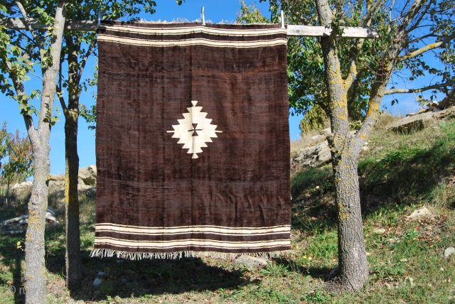 Navajo? Nooo. It's a Siirt goat hair blanket from Eastern Anatolia. Cm 160x110 ca. First half 20th century. Cotton, sheep wool and goat hair. In good condition. Looks like a modern painting,  ...