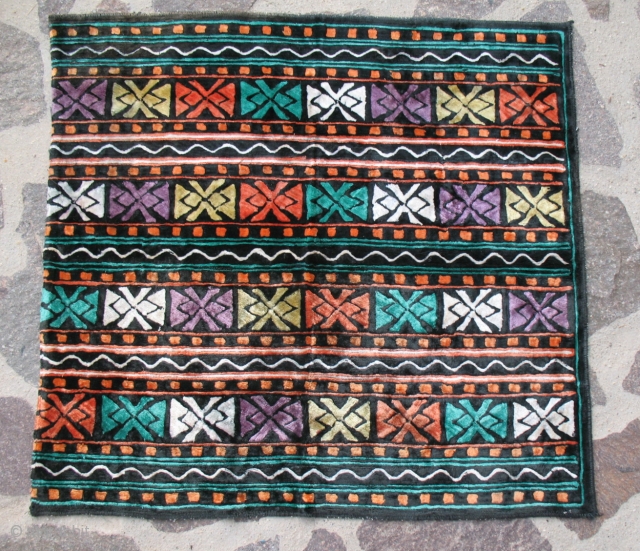 Misterious & interesting silk velvet fragment - first quarter 20th century - cm 65x68 - good condition - possibly Uzbekistan             