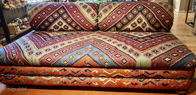 I saw this wonderful sofa for the first time several years ago in Rome.
Time later I happened to pass by again in that cozy gallery and asked about it. I've been told ...