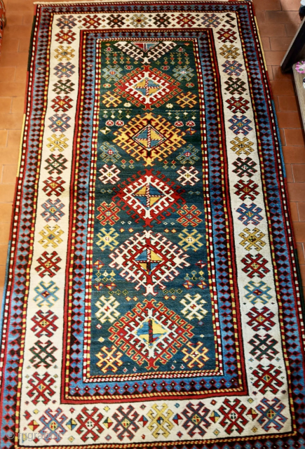 "The Green Kazak Fachralo"
This beautiful rug comes from the village of Fachralo or Fachralu in the Caucasus region, north of Baku in Azerbaijan.
It has got a great, easy size: cm 130x240
Aged approx ...
